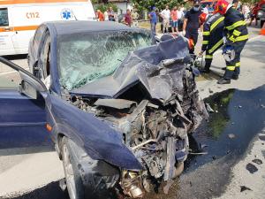 Un mort şi doi răniţi, într-un grav accident în Vâlcea. Impact violent între două autoturisme şi un TIR
