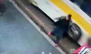 Moment dramatic surprins de camere: Un bărbat aruncat direct în fața unui autobuz în mers. Victima a supraviețuit miraculos după o lună în spital, în Brazilia