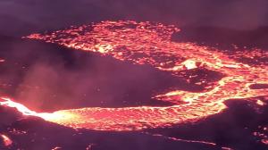 Un vulcan a devenit atracție turistică: Mii de oameni s-au strâns fascinaţi în jurul craterului incandescent
