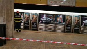 Un bărbat a murit după ce a căzut pe şinele de la metrou, în staţia Piaţa Unirii 1. Metrorex: Posibilă tentativă de suicid