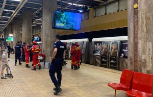 Un bărbat a murit după ce a căzut pe şinele de la metrou, în staţia Piaţa Unirii 1. Metrorex: Posibilă tentativă de suicid