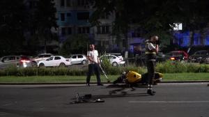 Pieton spulberat pe şosea, în Bucureşti. Un motociclist l-a lovit în plin când încerca să traverseze prin loc nepermis