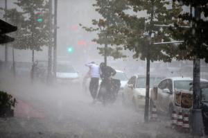 Meteo: ANM a prelungit avertizările de ploi, grindină și vijelii. Coduri galben și portocaliu în jumătate de țară, până miercuri dimineață