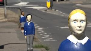 Oamenii dintr-un sat britanic, îngroziţi de nişte statui apărute pe stradă. Autorităţile spun că aşa vor să atragă atenţia asupra pericolelor din trafic
