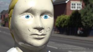 Oamenii dintr-un sat britanic, îngroziţi de nişte statui apărute pe stradă. Autorităţile spun că aşa vor să atragă atenţia asupra pericolelor din trafic