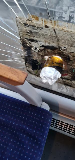 Trenul groazei pe ruta Cluj-Timişoara: Sticlă de suc pusă pe post de protecţie în geamul crăpat. „Este ireal!”