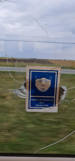 Trenul groazei pe ruta Cluj-Timişoara: Sticlă de suc pusă pe post de protecţie în geamul crăpat. „Este ireal!”