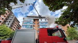 Incendiu la mansarda unui bloc din Voluntari. Pompierii intervin pentru stingerea flăcărilor