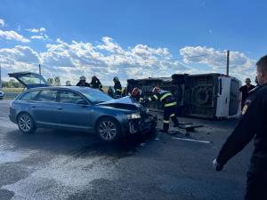 Accident cu 8 victime, în Satu Mare. Un microbuz s-a răsturnat după impactul cu un autoturism. A fost activat Planul Roşu