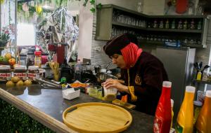 Restaurantul din Palestina în care lucrează și sunt primite doar femei: "Am dovedit lumii că suntem capabile"