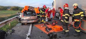 O femeie de 52 de ani a murit, după ce maşina în care se afla a intrat pe contrasens direct într-un camion, în Cluj