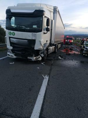 O femeie de 52 de ani a murit, după ce maşina în care se afla a intrat pe contrasens direct într-un camion, în Cluj