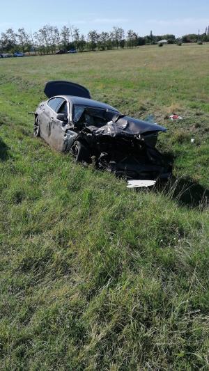 Două persoane au murit, iar un copil este în stare gravă, după ce două mașini s-au ciocnit pe un drum din Buzău
