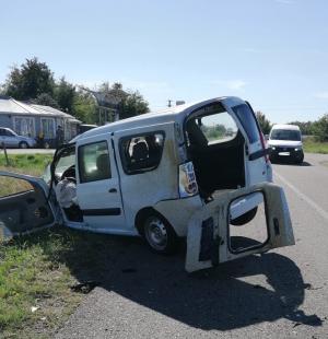 Două persoane au murit, iar un copil este în stare gravă, după ce două mașini s-au ciocnit pe un drum din Buzău