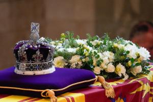 Sicriul Reginei Elisabeta a II-a, depus în cea mai veche încăpere a Palatului Westminster. Sceptrul şi coroana imperială, aşezate deasupra lui