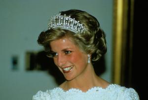 Kate Middleton, omagiu pentru Diana la căpătâiul Reginei. Prinţesa de Wales a purtat cerceii soacrei sale, în timpul procesiunilor de la Londra