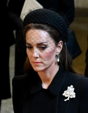 Kate Middleton, omagiu pentru Diana la căpătâiul Reginei. Prinţesa de Wales a purtat cerceii soacrei sale, în timpul procesiunilor de la Londra
