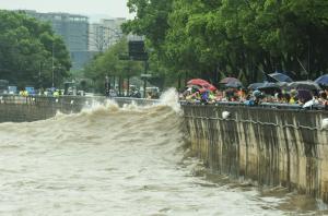 Taifunul Muifa, cel mai puternic înregistrat în Shanghai din 1949, a lovit China. Peste 1 milion de oameni evacuaţi şi sute de zboruri anulate