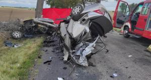Mercedes rupt în două, acul kilometrajului s-a oprit la 190 km/oră. Șoferul polonez a murit pe loc, în timp ce bucăți din mașină s-au împrăștiat pe 200 de metri