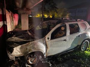 8 mașini și un microbuz au ars în Bacău, în curtea Direcției de Protecție a Copilului. Focul ar fi fost pus intenționat
