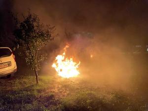 8 mașini și un microbuz au ars în Bacău, în curtea Direcției de Protecție a Copilului. Focul ar fi fost pus intenționat