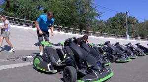 Craiova se laudă cu o pistă specială de karting în Parcul Romanescu. Cele 15 mașinuțe electrice sunt invenția unor studenți la Inginerie Electrică