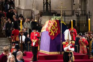 Joe Biden a ajuns la Londra pentru funeraliile reginei Elisabeta a II-a. Ce alți lideri mondiali sunt așteptați