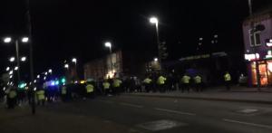 16 ofiţeri şi un câine poliţist, răniţi după ce au fost prinşi într-o ambuscadă de sute de protestatari în Leicester