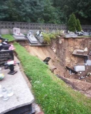 O gaură uriașă a înghițit zeci de morminte, într-un cimitir din sudul Poloniei. Rămășițele morților s-au prăbușit câțiva metri, după o alunecare de teren