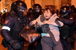 "Trimiteţi-l pe Putin în tranșee!” 1300 de protestatari arestaţi în 40 de oraşe în Rusia. Cum au reacționat rușii la mobilizarea lui Putin