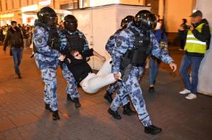 "Trimiteţi-l pe Putin în tranșee!” 1300 de protestatari arestaţi în 40 de oraşe în Rusia. Cum au reacționat rușii la mobilizarea lui Putin