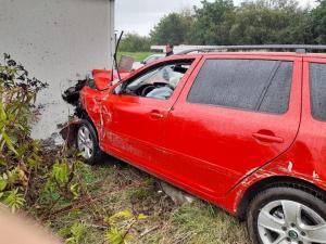 O șoferiță din Neamț a încercat să se sinucidă. Tânara de 28 de ani a intrat pe rând cu mașina într-un gard, o țeavă de gaz și un transformator electric