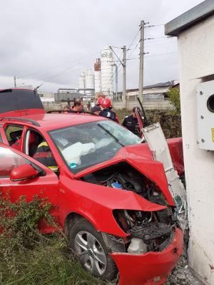 O șoferiță din Neamț a încercat să se sinucidă. Tânara de 28 de ani a intrat pe rând cu mașina într-un gard, o țeavă de gaz și un transformator electric
