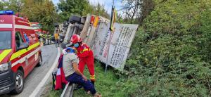 Un camion cu 450 de oi s-a răsturnat în Vâlcea. Șoferul TIR-ului a ajuns la spital.  Mai multe animale au murit