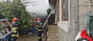 Un bărbat de 58 de ani, nevăzător și cu picioarele amputate, a murit într-un incendiu care i-a cuprins casa, în Iași