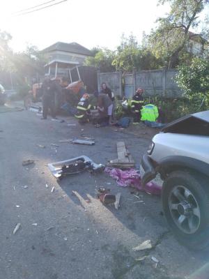 O femeie a murit, iar alte patru persoane au ajuns la spital, după ce o mașină a intrat în coliziune cu o căruță tractată de un tractor, în Mehedinți