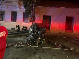 “I-a zburat motorul tot”. Un tânăr de 25 de ani a murit pe loc, după ce a intrat cu maşina într-un stâlp în centrul Clujului. Martorii spun că ar fi avut 140 km/h