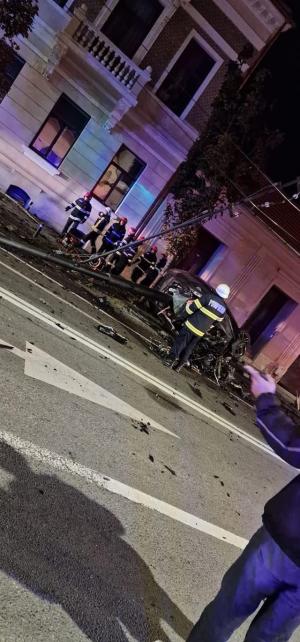 “I-a zburat motorul tot”. Un tânăr de 25 de ani a murit pe loc, după ce a intrat cu maşina într-un stâlp în centrul Clujului. Martorii spun că ar fi avut 140 km/h