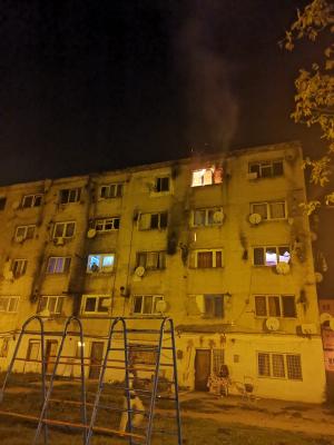 Incendiu într-un bloc din Călan, în urma fumatului în locuri nepermise. Zece persoane evacuate