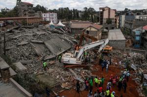 O mamă și doi copii au murit, după prăbușirea unei clădiri de șase etaje în Kenya. Mai multe persoane sunt încă prinse sub dărâmături