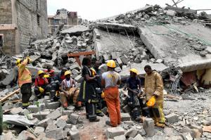 O mamă și doi copii au murit, după prăbușirea unei clădiri de șase etaje în Kenya. Mai multe persoane sunt încă prinse sub dărâmături