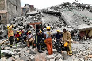 Trei persoane au murit și alte zeci au fost rănite, după ce o clădire cu șase etaje s-a prăbușit în Kenya: "Este dezastruos"