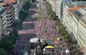 Proteste masive în Praga față de măsurile guvernului ceh: Aproximativ 70.000 de oameni au ieșit în stradă