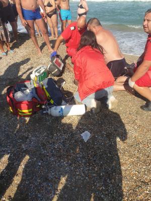 Un bărbat de 55 de ani, la un pas de înec, după ce a ignorat steagul roşu în Eforie Nord. A fost scos fără puls din apă şi resuscitat zeci de minute
