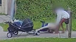 Fată de 15 ani, arestată după ce a agresat din senin o femeie însărcinată care îşi plimba cei doi copilaşi în cărucior. Ar fi vrut să-i fure geanta