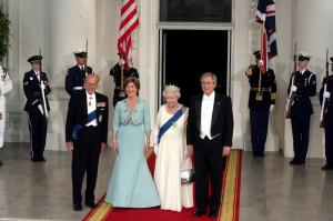 Top 10 cele mai amuzante momente cu Regina Elisabeta a II-a. Trudeau şi George Bush, "victime" ale umorului ei negru