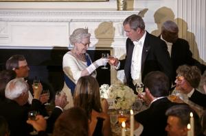 Top 10 cele mai amuzante momente cu Regina Elisabeta a II-a. Trudeau şi George Bush, "victime" ale umorului ei negru