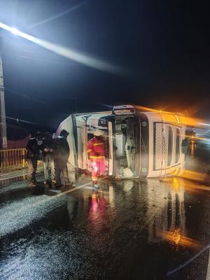 Haos pe un drum din Mehedinți, după ce un șofer de TIR turc a adormit la volan. Mastodontul a blocat ore în șir ambele sensuri de mers