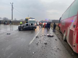 Accident grav pe "Drumul Morții" E85, la Movilița. Soț și soție din Ialomița, morți după ce s-au izbit cu mașina de un autocar