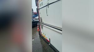 Cabina frigorifică a unui camion s-a dezmembrat în mers pe centura Craiovei. Zeci de carcase de porc s-au împrăştiat pe şosea